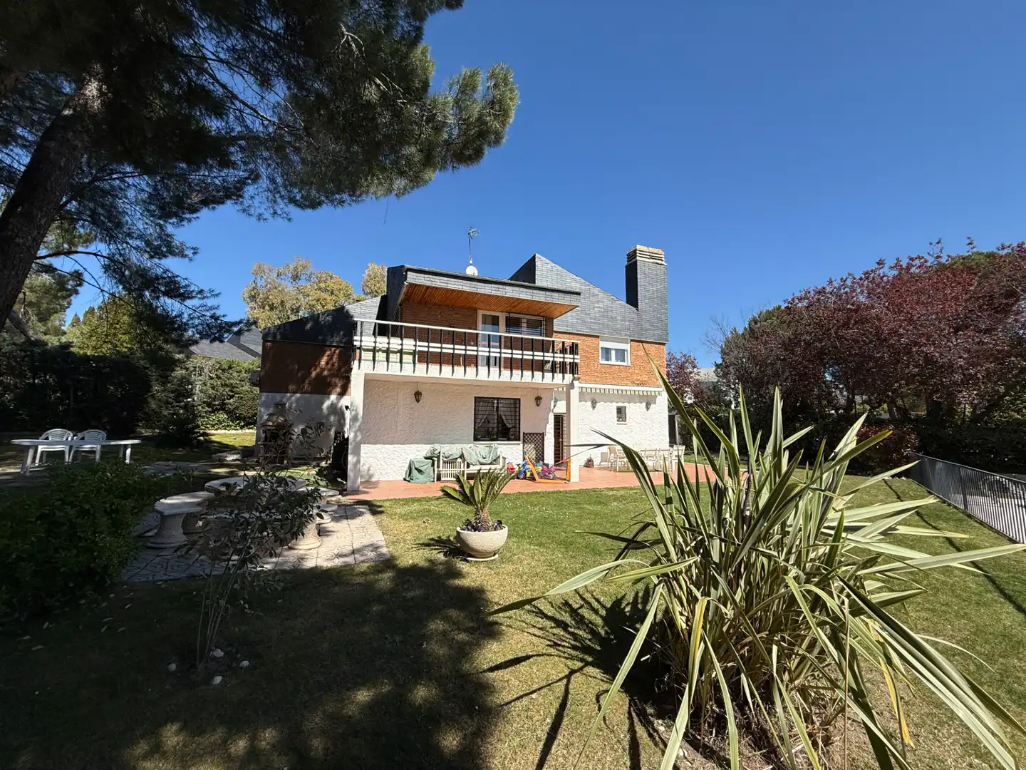 Vista exterior de Casa o xalet en venda en Las Rozas de Madrid amb Aire condicionat, Calefacció i Jardí privat