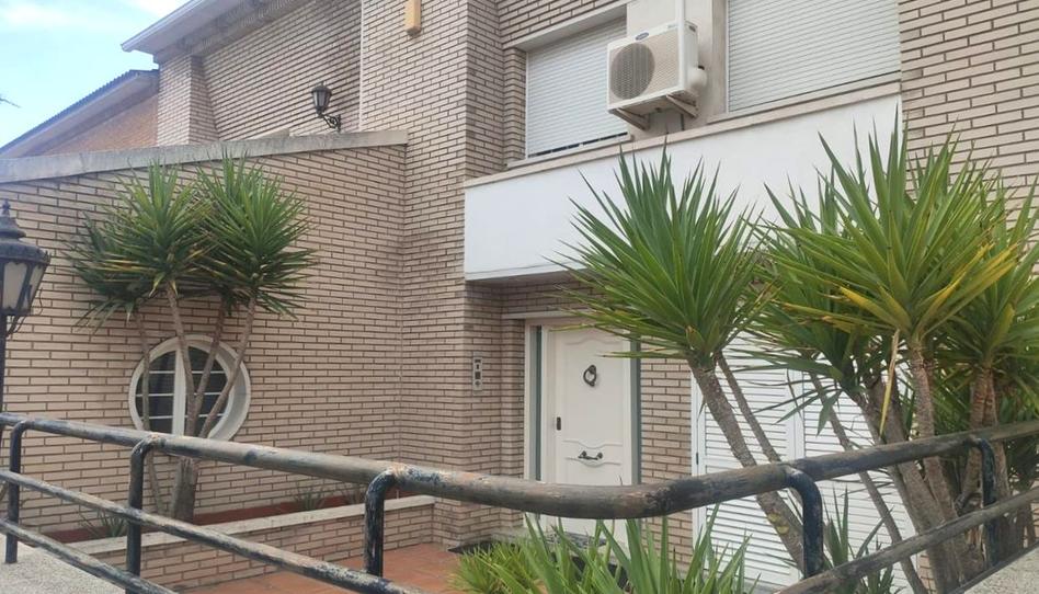 Foto 1 de Casa adosada en venta en Les Comes, Barcelona