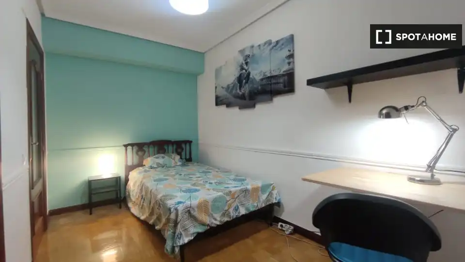 Bedroom of Flat for share in Alcalá de Henares  with Air Conditioner, Heating and Furnished