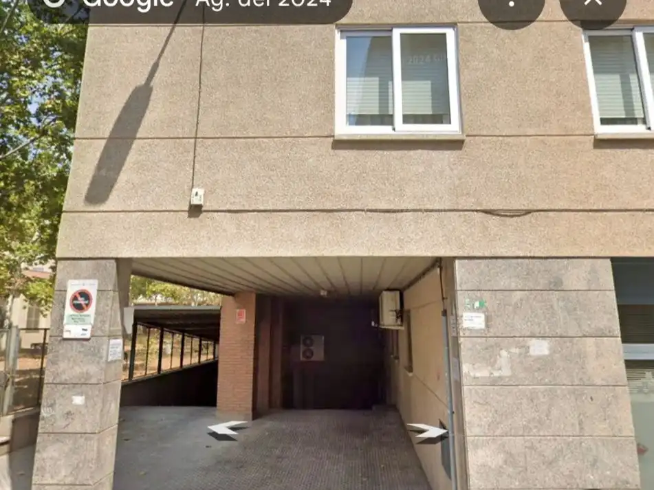 Individual to rent in Viladomat 22