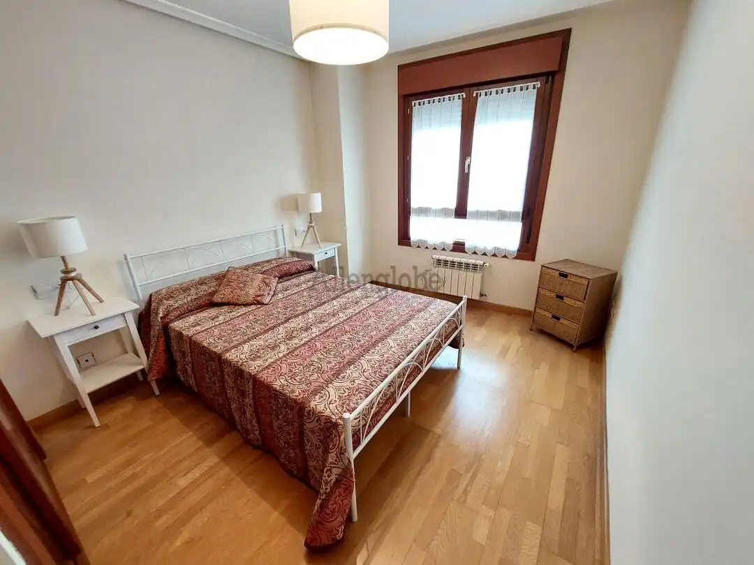 Habitación de Piso de alquiler en Oviedo  con Calefacción
