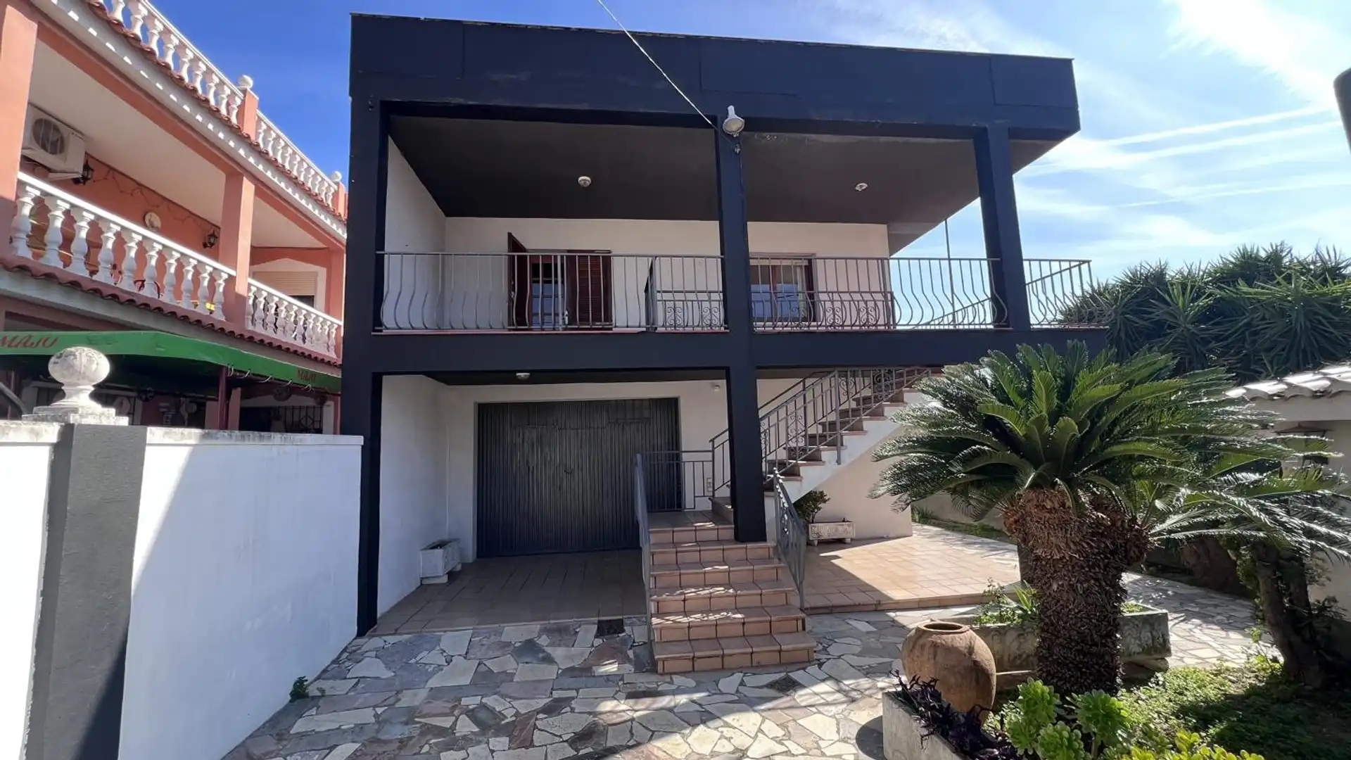 Vista exterior de Casa o xalet en venda en Benicarló amb Aire condicionat, Jardí privat i Terrassa