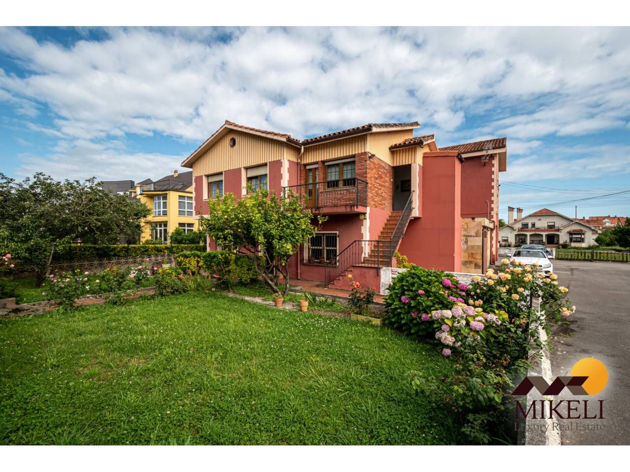 Vista exterior de Casa o xalet en venda en Santa Cruz de Bezana amb Calefacció, Jardí privat i Parquet