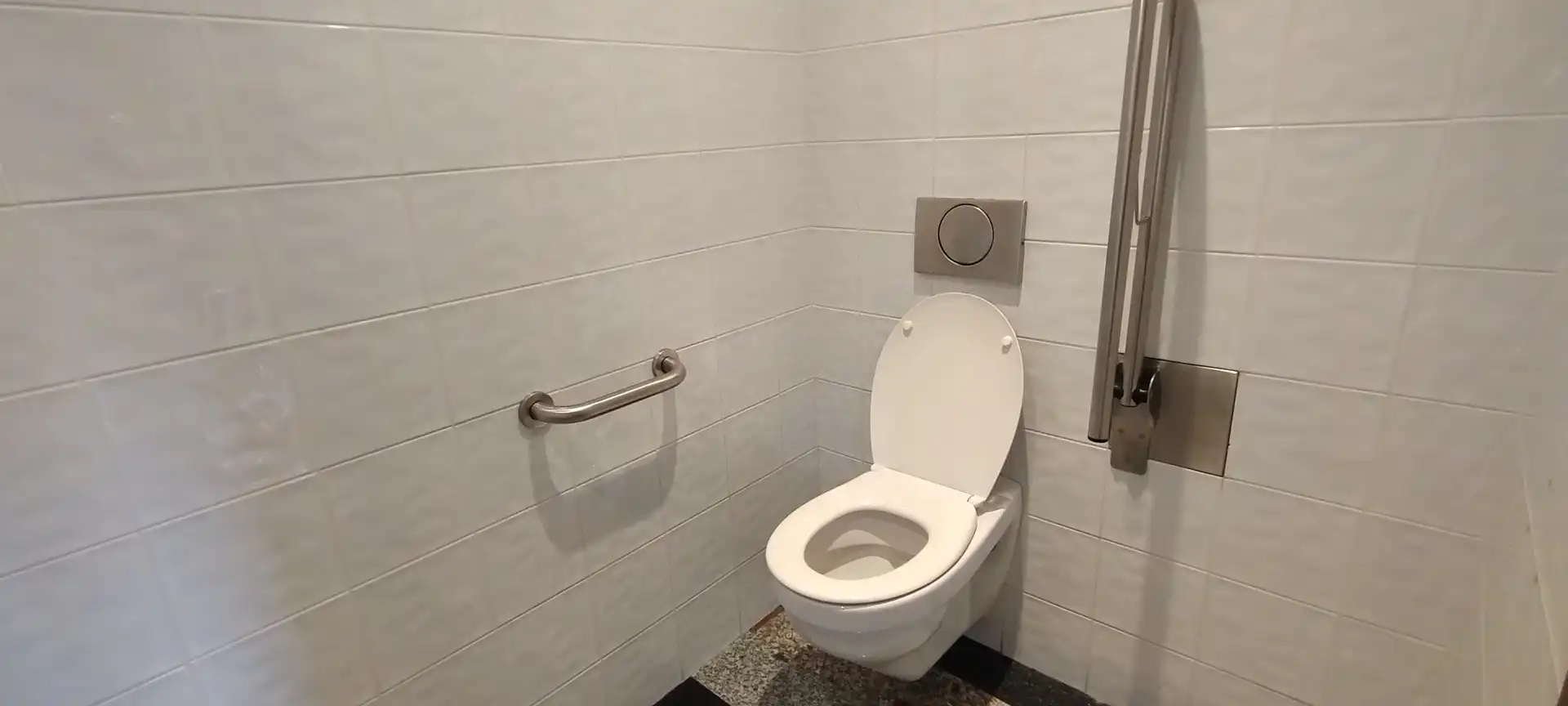 Baño de Local en venta en Narón con Parquet, Amueblado y Internet