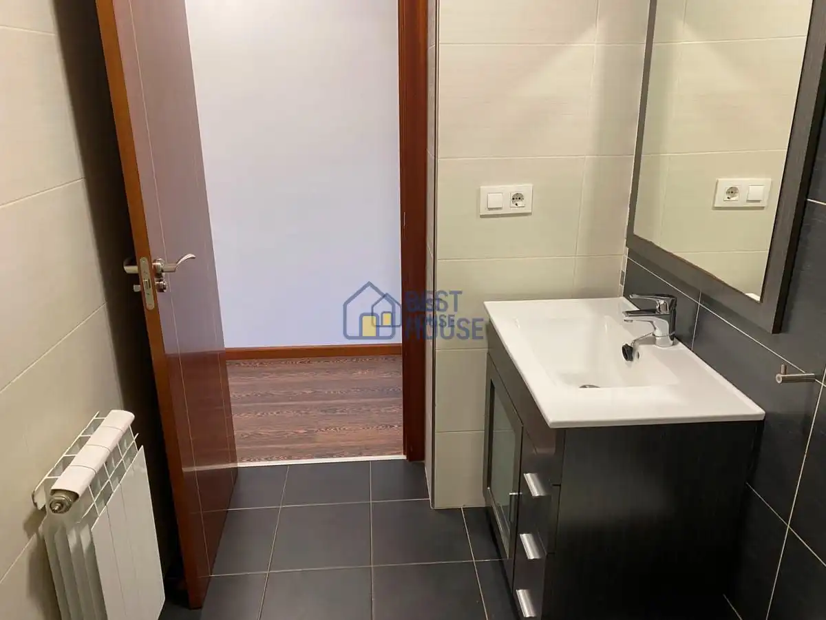 Badezimmer von Erdgeschoss zur Miete in San Andrés del Rabanedo mit Heizung, Parkett und Terrasse