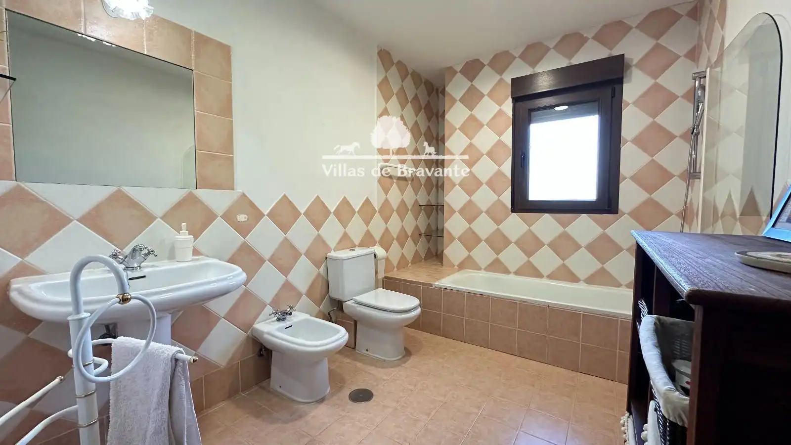 Bathroom of Houses for sale in Villanueva de la Cañada  with Air Conditioner, Heating and Parquet flooring