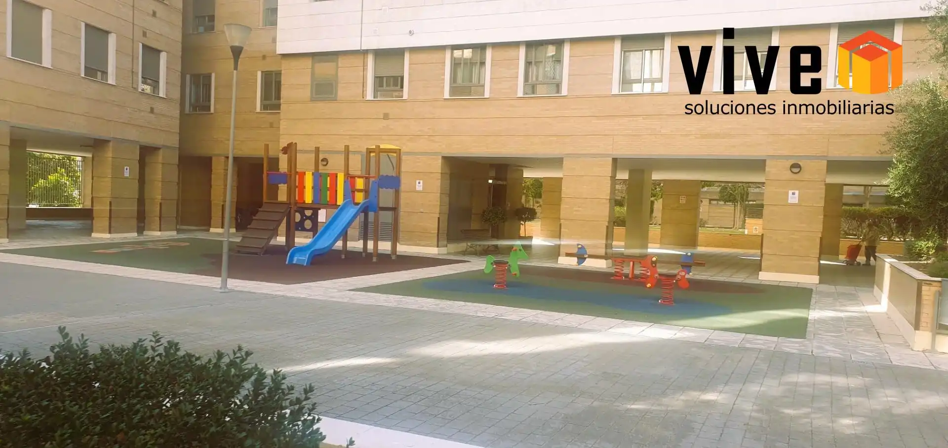 Vista exterior de Pis de lloguer en Sevilla amb Aire condicionat, Jardí privat i Terrassa