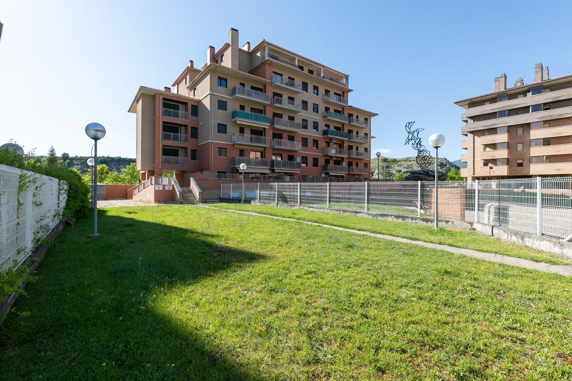 Vista exterior de Pis en venda en Sabiñánigo amb Calefacció, Jardí privat i Terrassa
