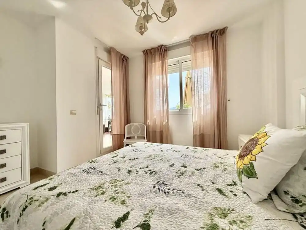 Schlafzimmer von Erdgeschoss zur Miete in Estepona mit Klimaanlage, Terrasse und Schwimmbad