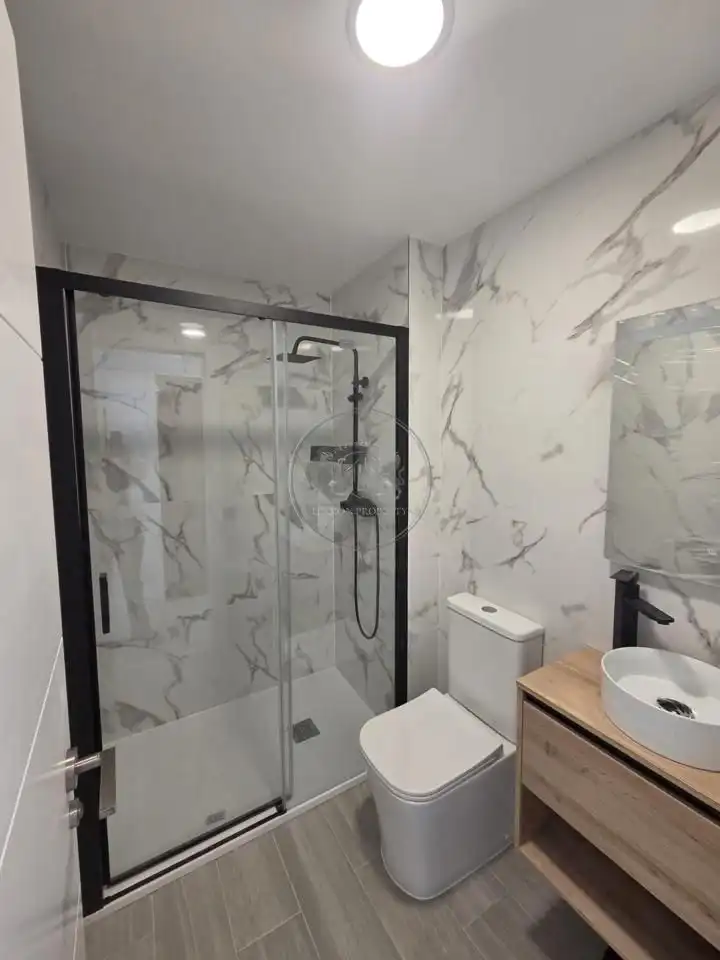 Bathroom of Flat for sale in Madrid  with Air Conditioner and Alarm