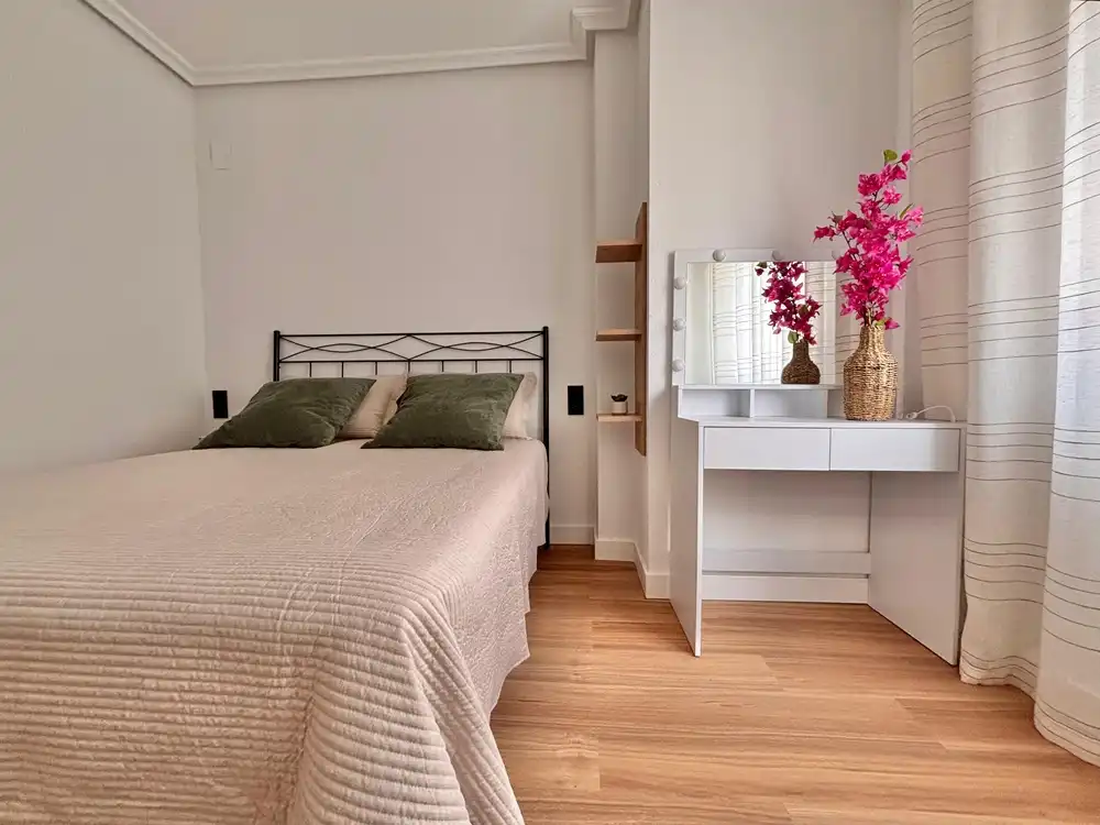 Dormitori de Apartament en venda en Torrevieja amb Aire condicionat, Parquet i Moblat