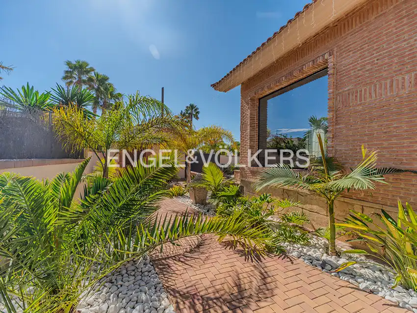 Exterior view of Houses for sale in San Vicente del Raspeig / Sant Vicent del Raspeig  with Air Conditioner, Heating and Private garden