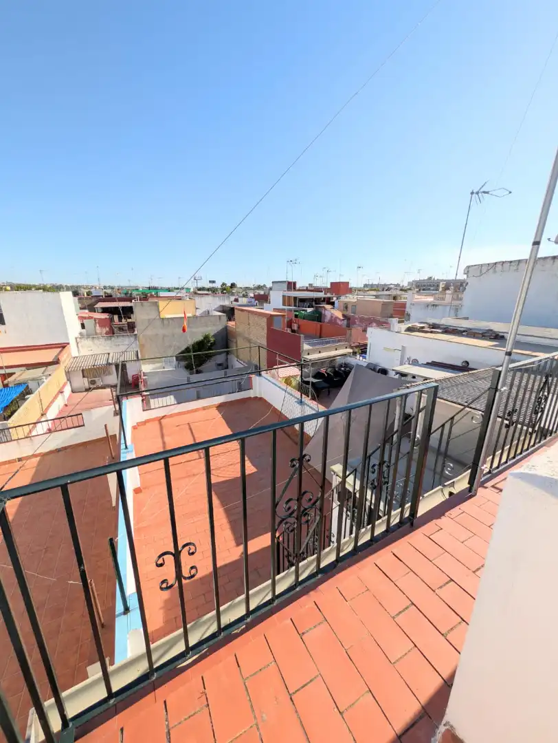 Vista exterior de Casa o xalet en venda en Sevilla amb Terrassa i Traster