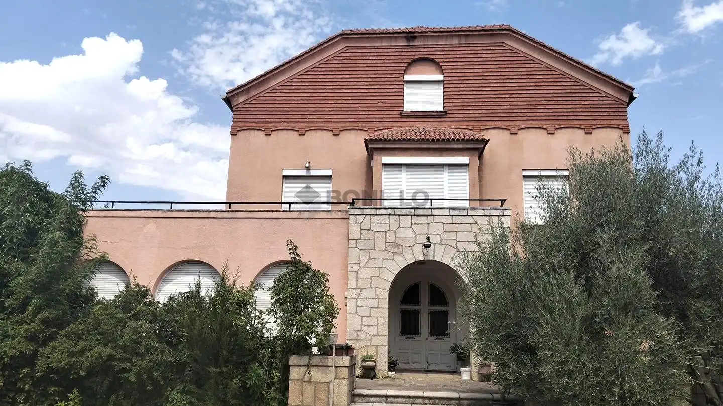 Vista exterior de Casa o xalet en venda en Utrillas amb Calefacció, Jardí privat i Terrassa