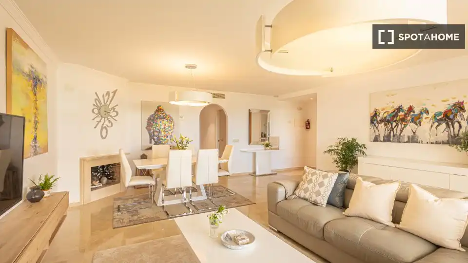 Sala de estar de Apartamento para compartir en Ojén con Aire acondicionado, Terraza y Amueblado