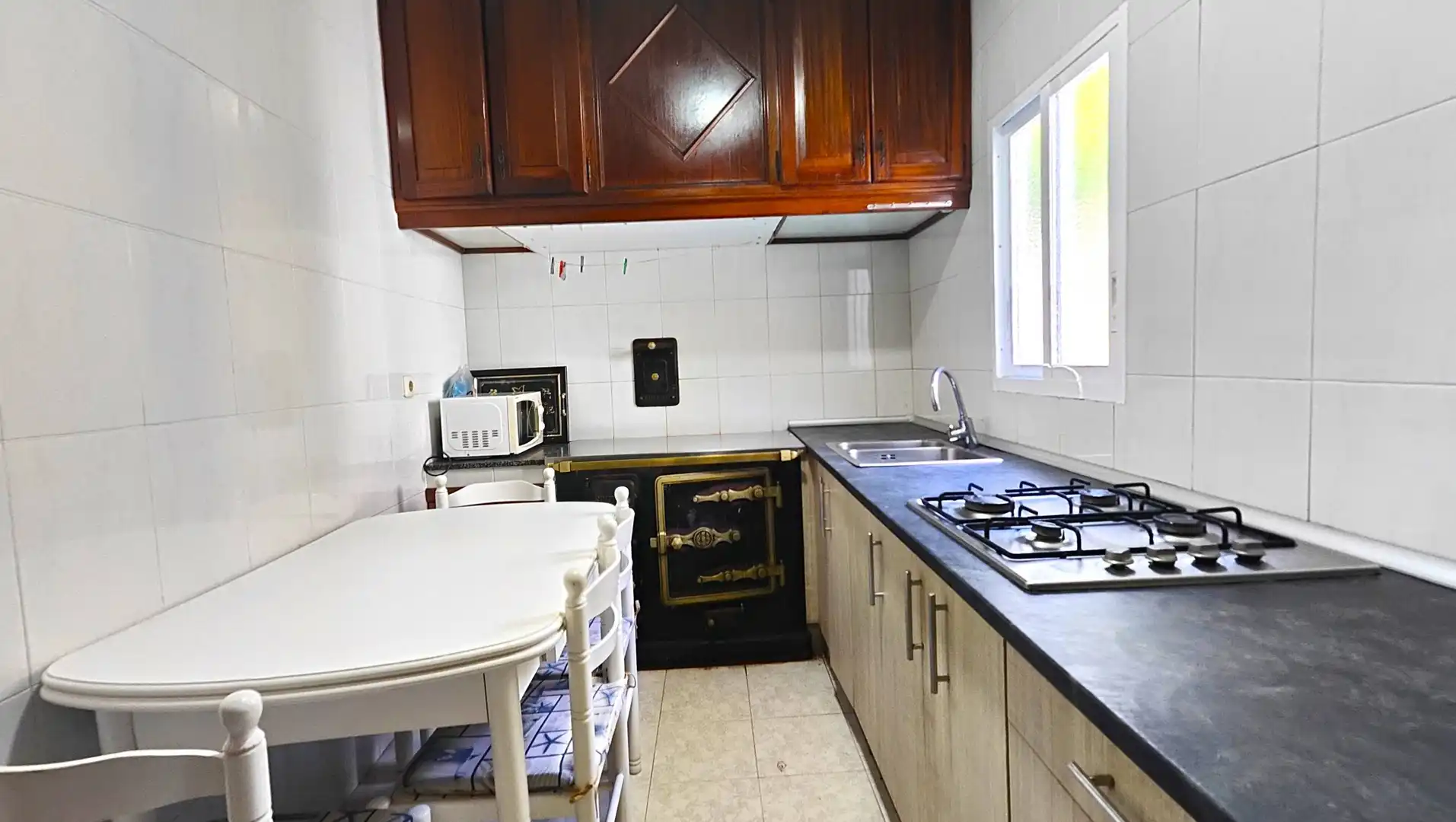 Cuina de Casa o xalet en venda en Santiago de Compostela  amb Jardí privat i Moblat