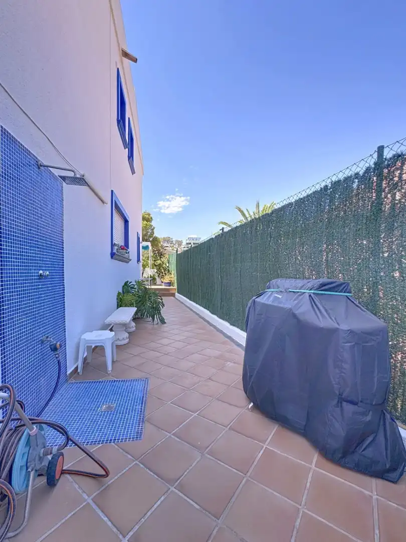 Vista exterior de Casa adosada en venda en L'Alfàs del Pi amb Aire condicionat, Jardí privat i Terrassa