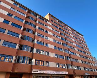 Vista exterior de Pis en venda en León Capital  amb Calefacció, Parquet i Traster