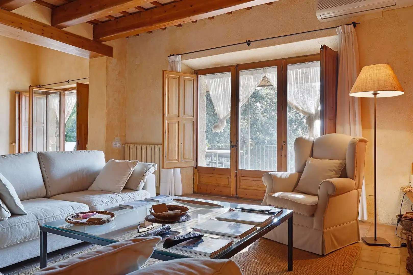 Sala d'estar de Finca rústica en venda en La Bisbal d'Empordà amb Aire condicionat, Calefacció i Terrassa