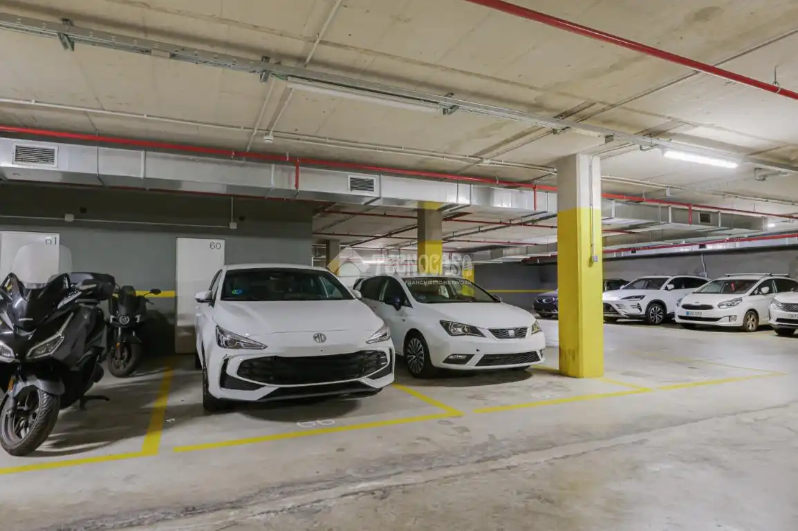 Parking de Piso en venta en L'Hospitalet de Llobregat con Aire acondicionado, Calefacción y Trastero