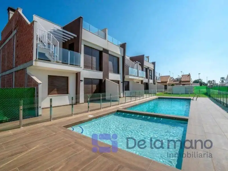Vista exterior de Planta baja en venta en San Pedro del Pinatar con Jardín privado, Terraza y Piscina comunitaria