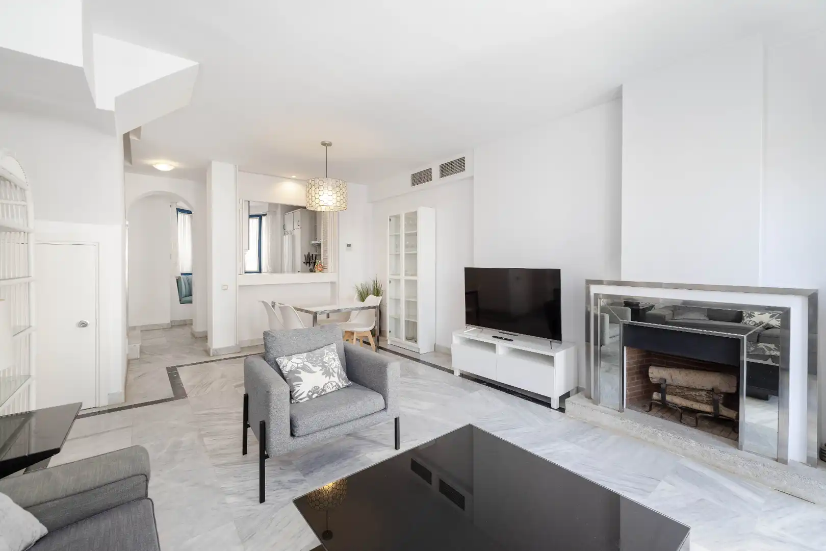 Sala de estar de Dúplex en venta en Marbella con Aire acondicionado, Calefacción y Terraza