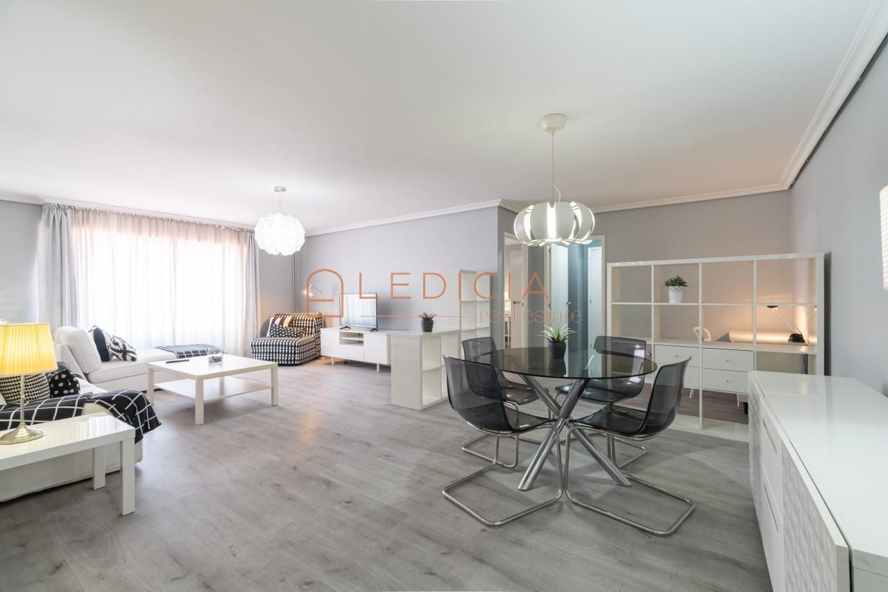 Living room of Flat for sale in Vigo   with Heating, Storage room and Furnished