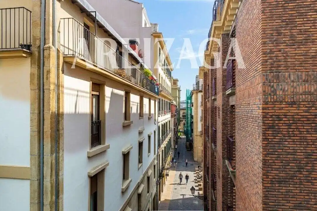 Vista exterior de Pis en venda en Donostia - San Sebastián  amb Balcó
