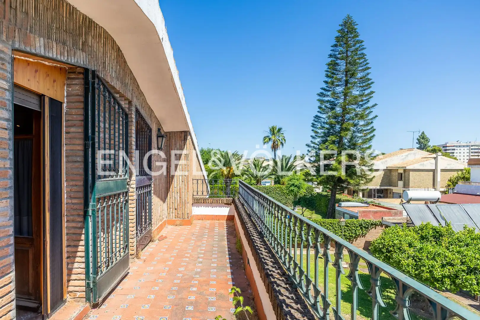 Terrassa de Casa o xalet en venda en Sevilla amb Calefacció, Jardí privat i Parquet