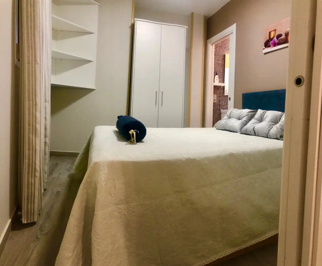 Dormitori de Apartament de lloguer en Trujillo amb Aire condicionat, Calefacció i Moblat