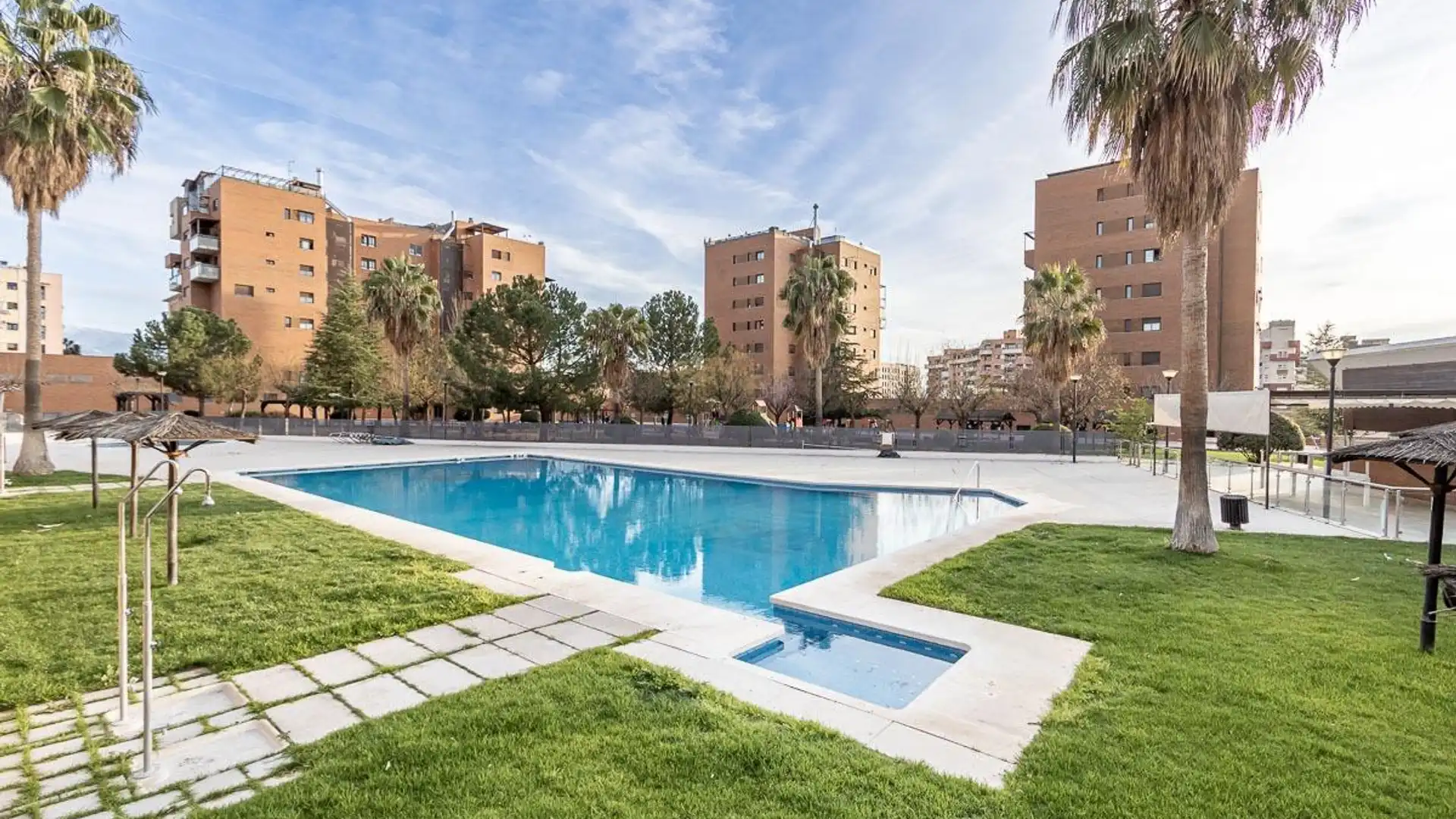 Piscina de Piso en venta en  Granada Capital con Aire acondicionado, Terraza y Piscina comunitaria