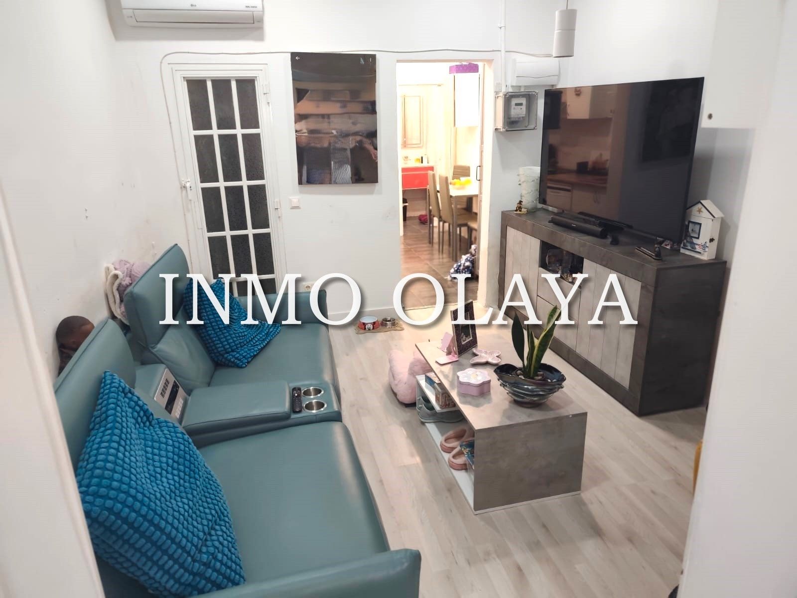 Sala d'estar de Local en venda en Badalona amb Aire condicionat, Terrassa i Moblat