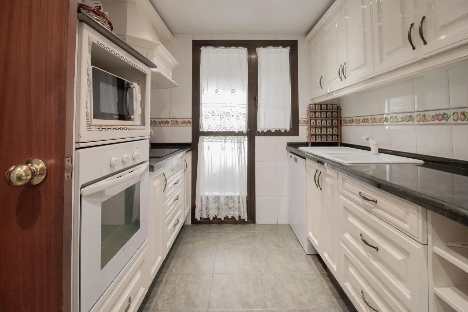 Kitchen of Flat for sale in Sevilla  with Air Conditioner, Heating and Community pool