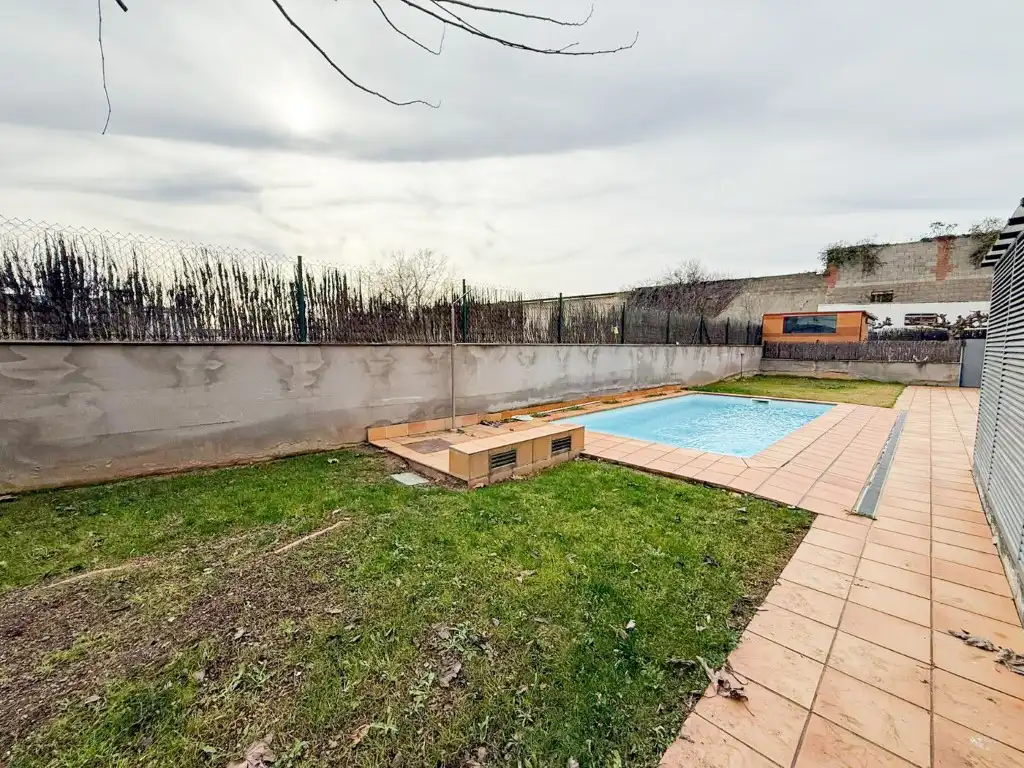 Piscina de Dúplex en venda en Figueres amb Aire condicionat i Moblat