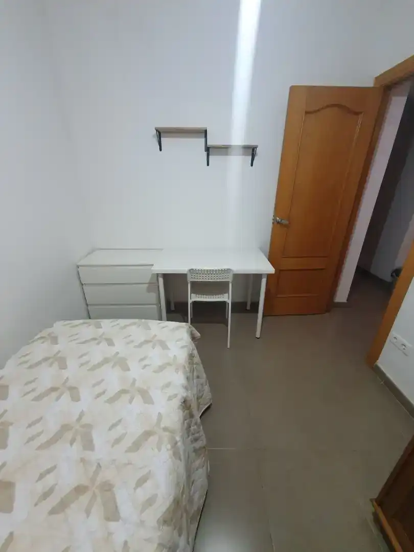 Dormitori de Apartament per a compartir en Tortosa amb Moblat, Forn i Rentadora