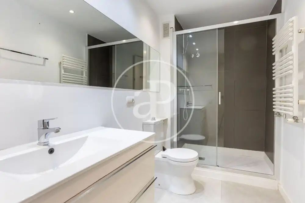 Badezimmer von Wohnung zur Miete in Valencia mit Klimaanlage, Heizung und Abstellraum