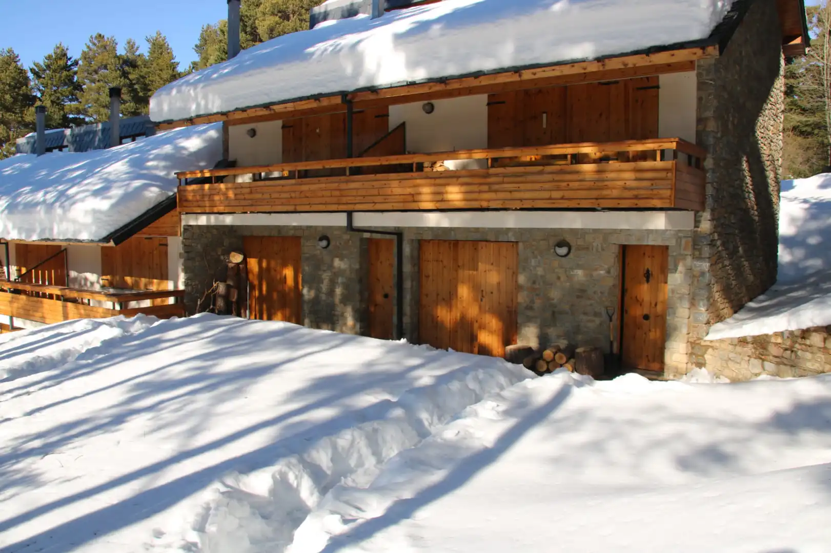 Vista exterior de Casa adosada en venta en Alp con Calefacción, Jardín privado y Balcón