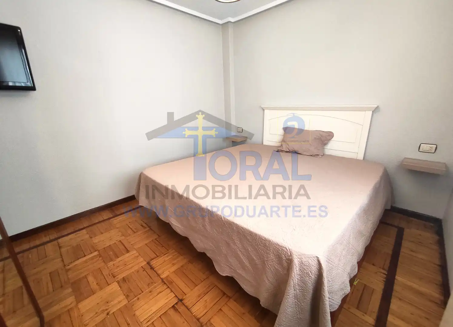 Schlafzimmer von Wohnung zur Miete in Gijón  mit Heizung, Parkett und Möbliert
