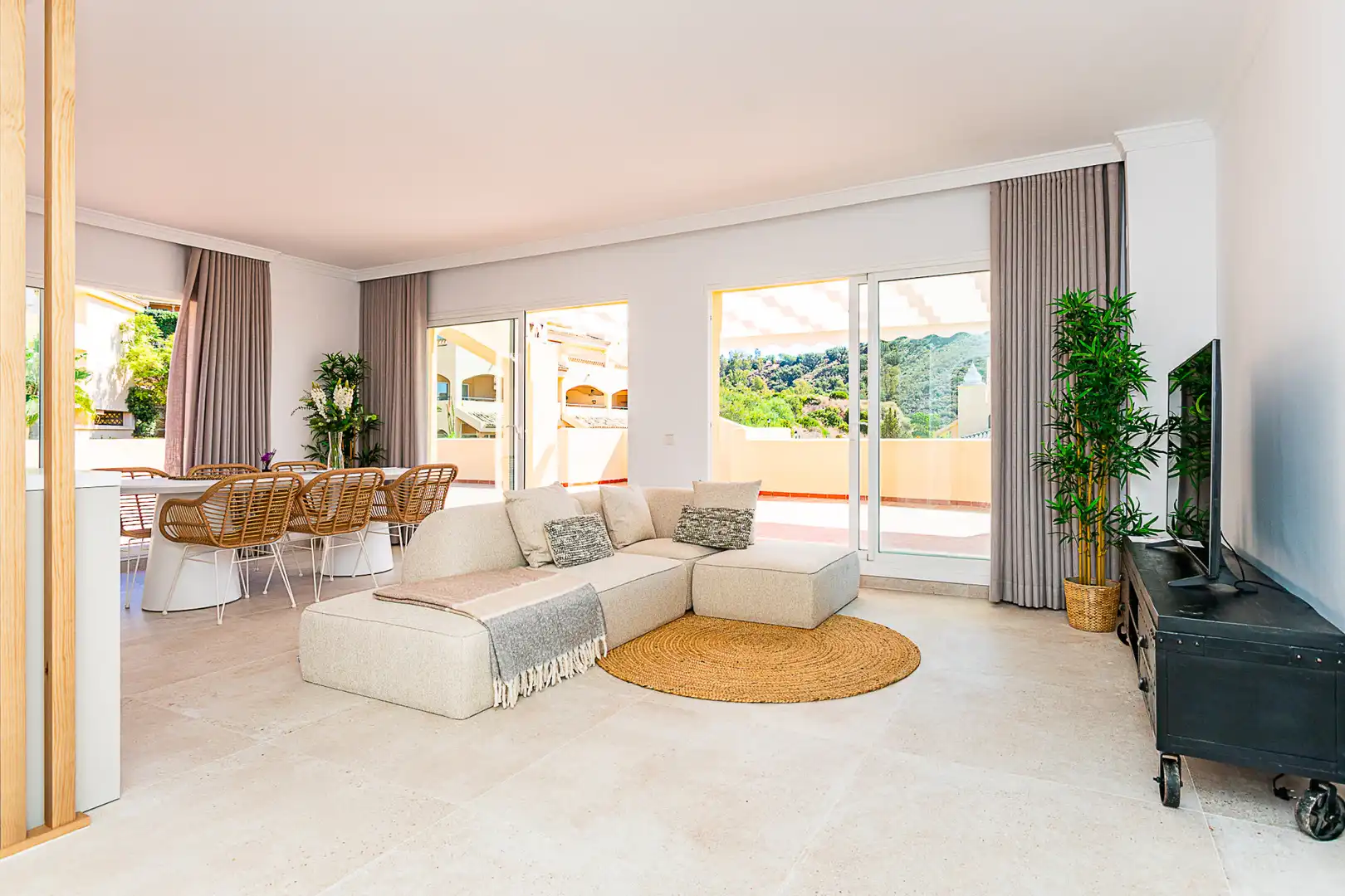 Sala de estar de Ático en venta en Marbella con Aire acondicionado, Terraza y Trastero