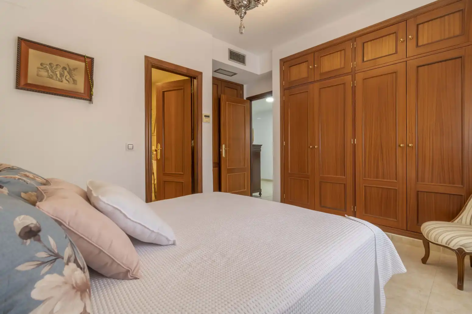 Dormitori de Casa adosada en venda en Gines amb Aire condicionat, Jardí privat i Terrassa