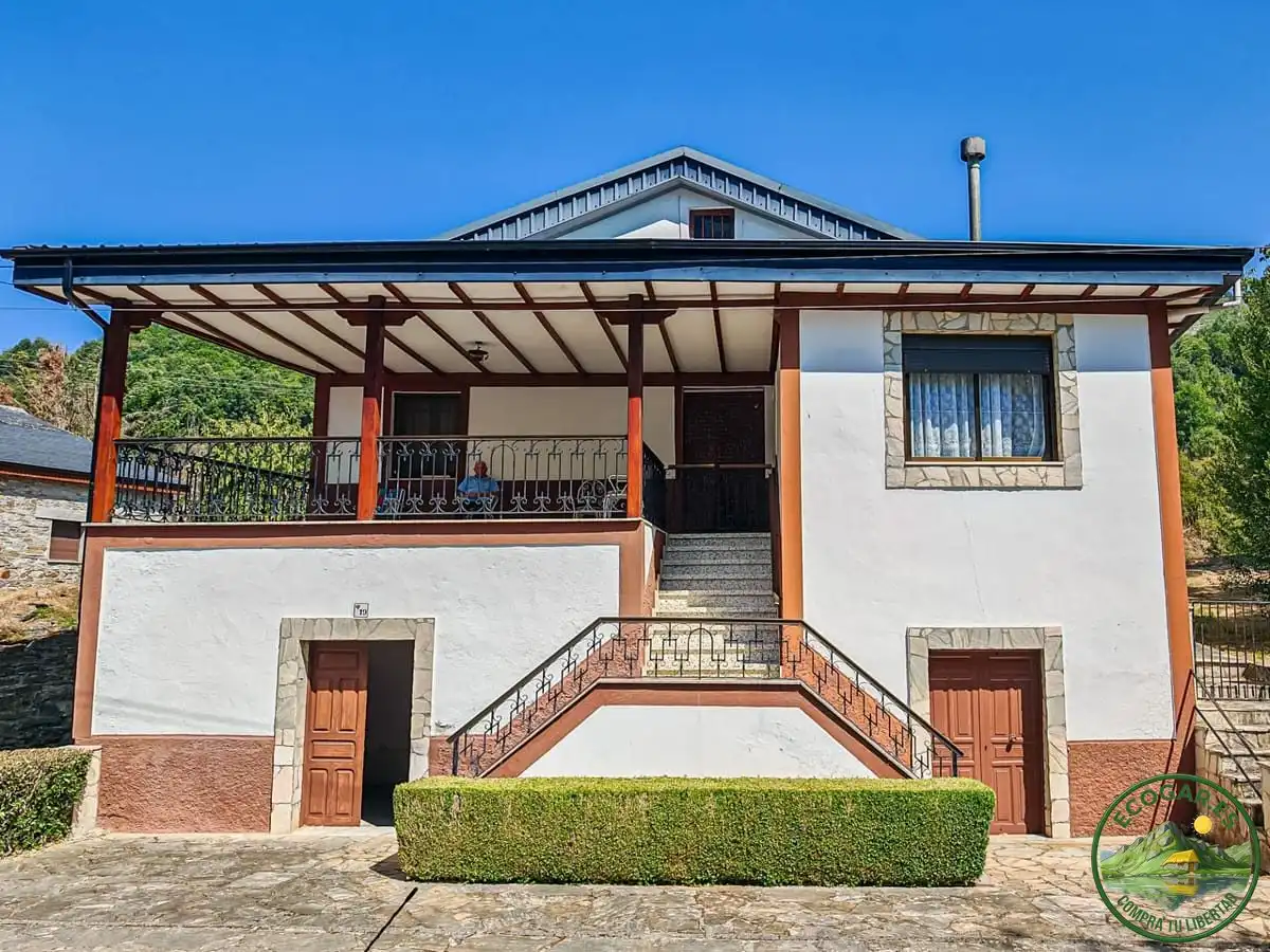 Vista exterior de Casa o xalet en venda en Vega de Valcarce amb Calefacció, Jardí privat i Parquet