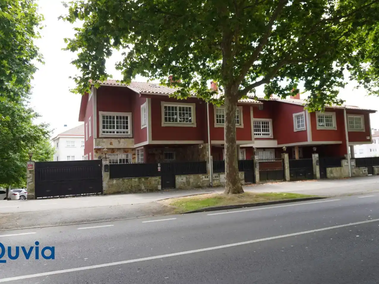 Vista exterior de Pis per a compartir en Oleiros amb Jardí privat, Parquet i Traster
