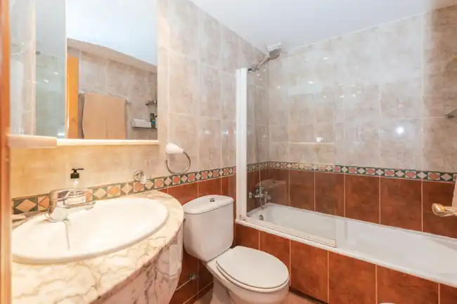 Bathroom of Ground floor for sale in Santa Eulària des Riu  with Air Conditioner, Heating and Private garden