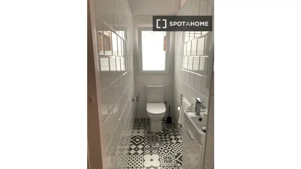 Bathroom of Flat for rent in Valencia  with Air Conditioner, Heating and Furnished