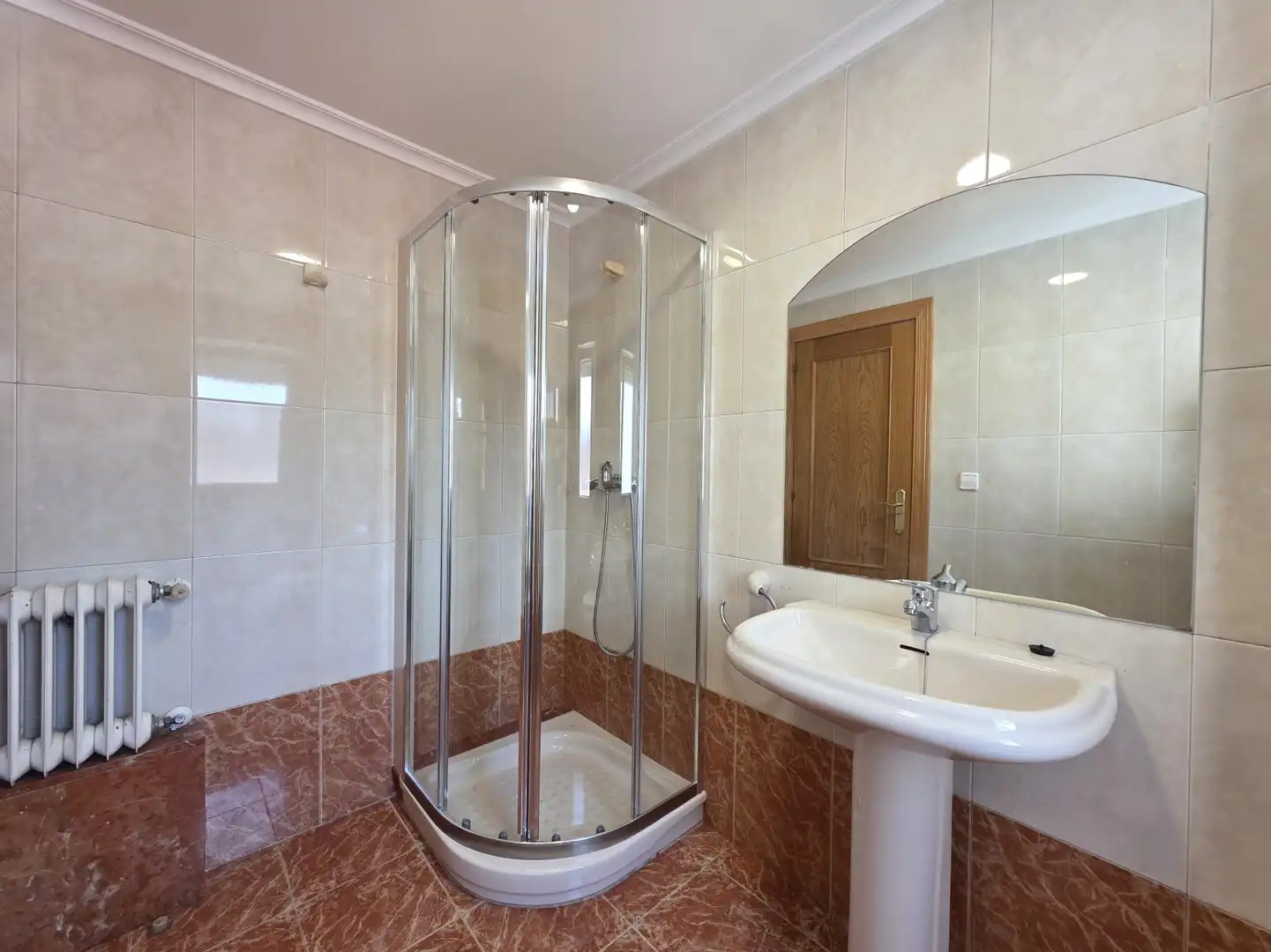 Bathroom of Flat for rent in Siero  with Heating, Parquet flooring and Storage room