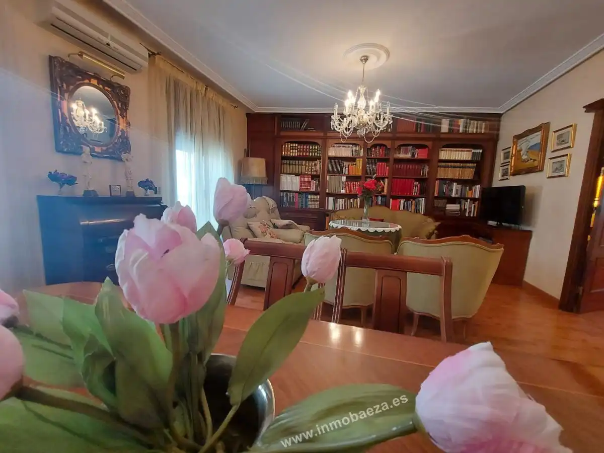 Sala de estar de Piso en venta en Baeza con Calefacción, Trastero y Balcón
