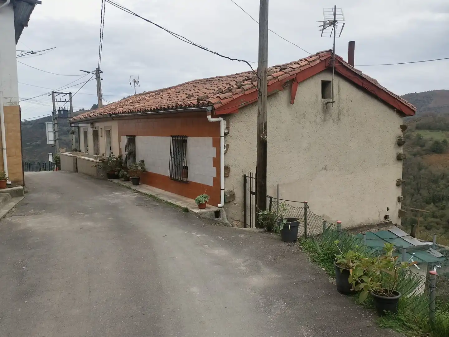 Außenansicht von Einfamilien-Reihenhaus zum Verkauf in Langreo mit Heizung, Parkett und Terrasse