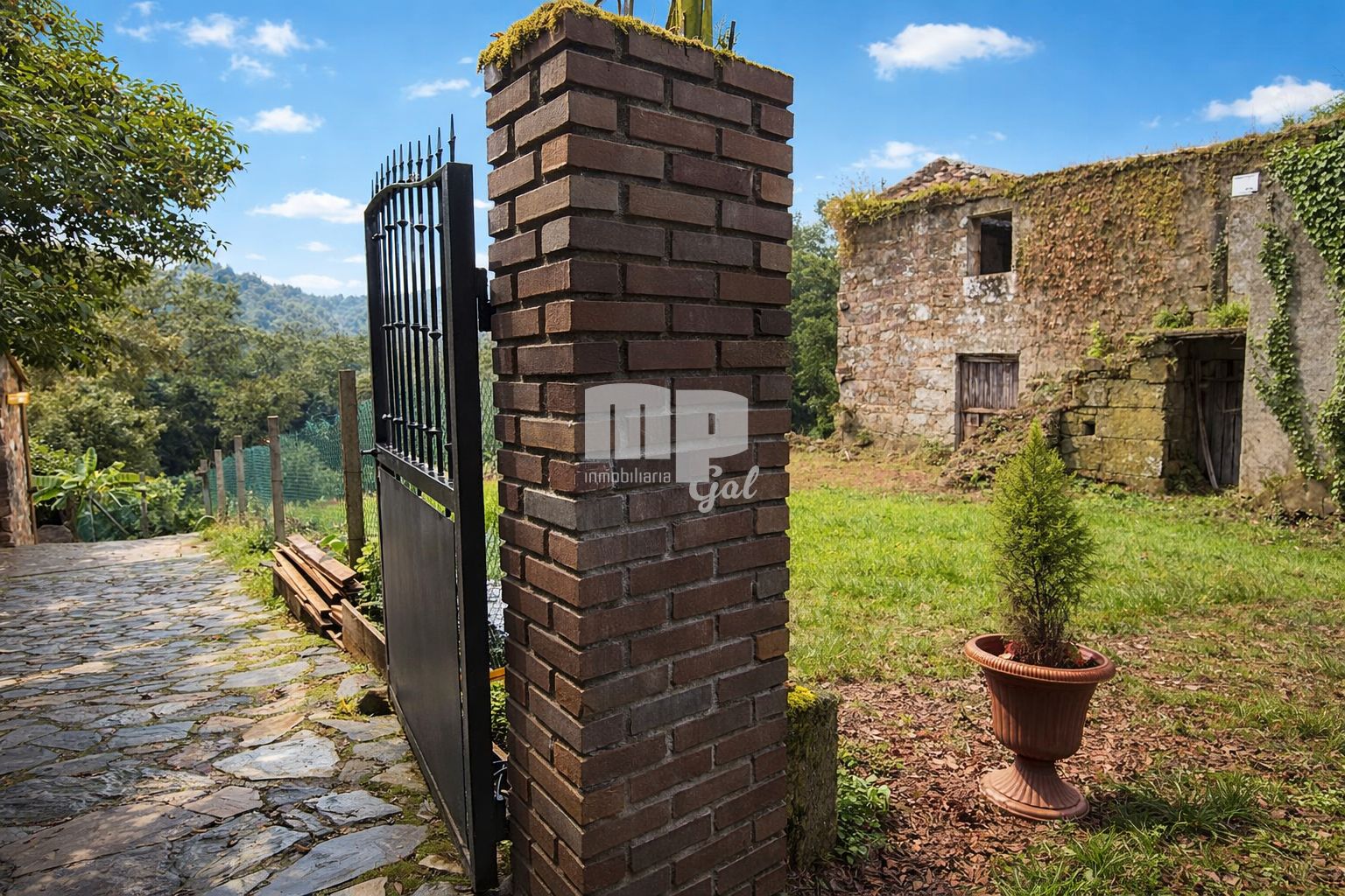 Finca rústica en venda en Redondela amb Jardí privat