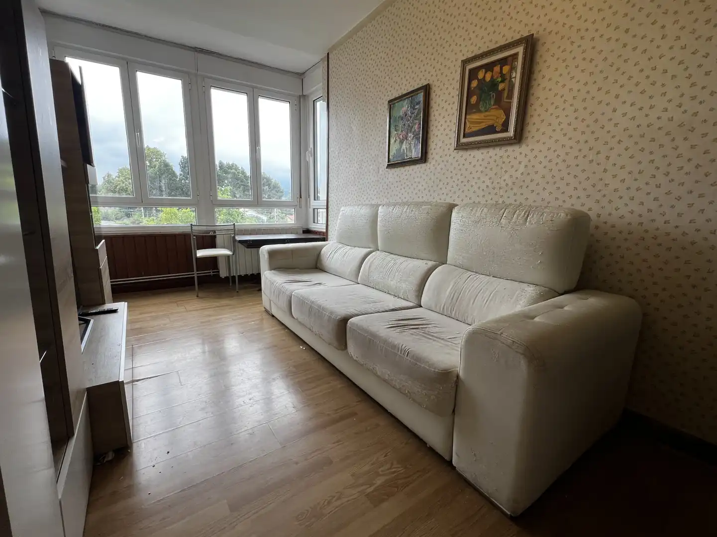 Sala de estar de Piso en venta en Torrelavega  con Calefacción, Jardín privado y Parquet
