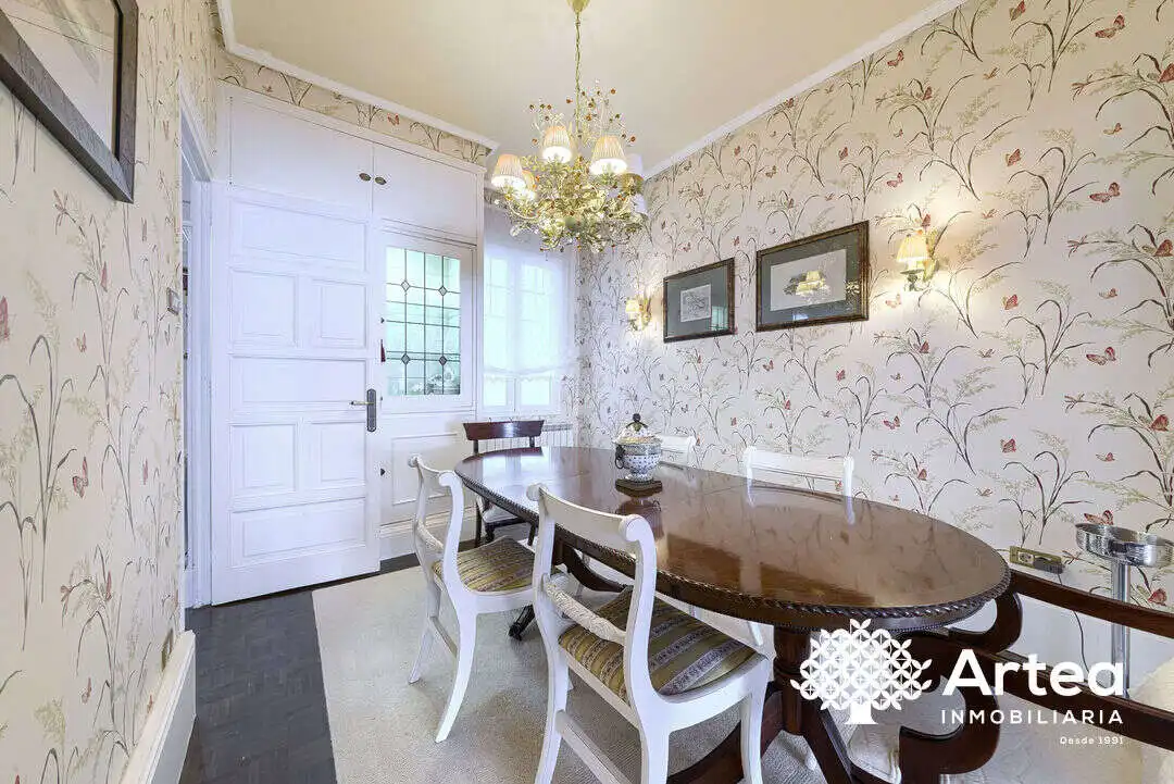 Comedor de Piso en venta en Getxo  con Calefacción, Trastero y Balcón
